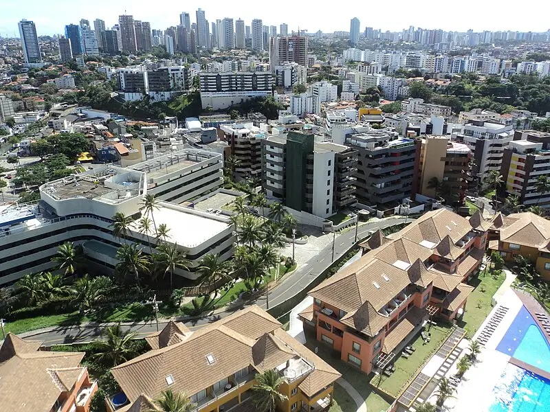 Vista aérea do skyline de Salvador, com prédios residenciais e comerciais modernos