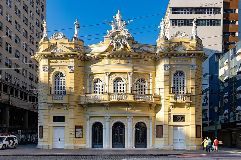 Fachada do Teatro Carlos Gomes na cidade de Vitória, Espírito Santo, com arquitetura clássica e tons amarelos