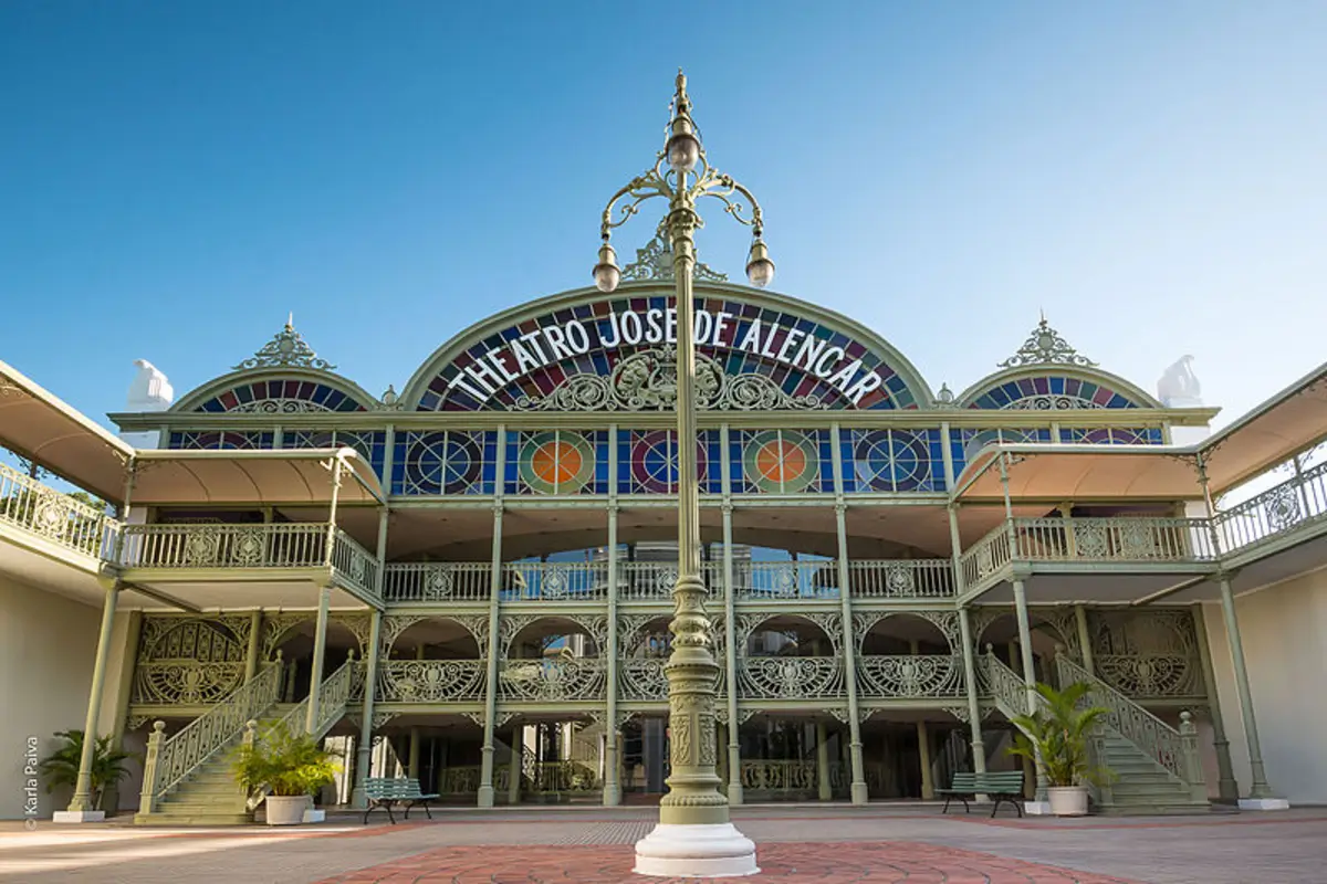 Entrada do Theatro José de Alencar com fachada de ferro decorado em Fortaleza