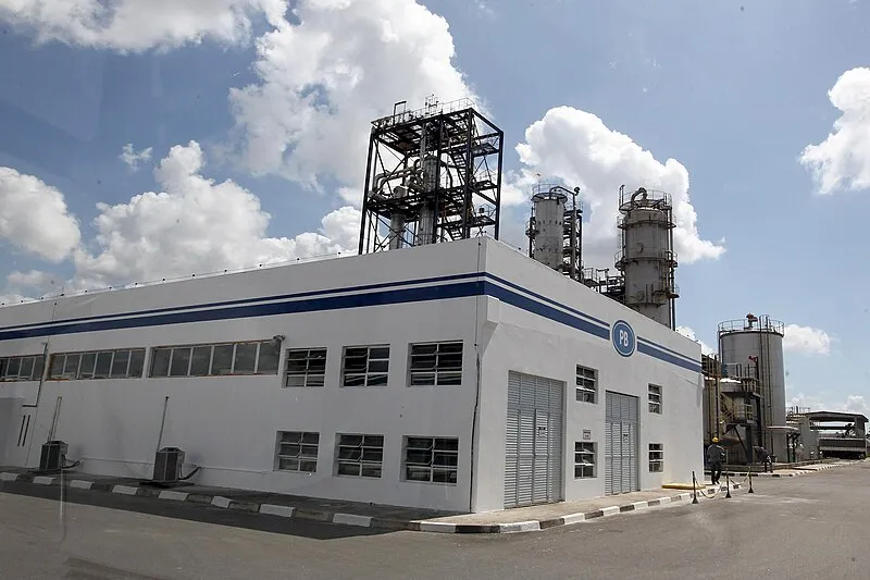 Unidade de hidrogênio da Peroxy Bahia com tanques e estruturas industriais ao fundo