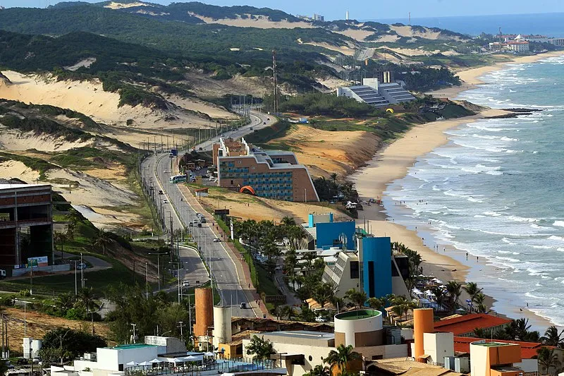 Vista da Via Costeira em Natal, Rio Grande do Norte, com hotéis e praia ao fundo