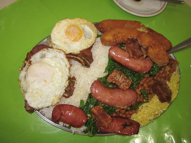 Prato típico virado à paulista com arroz, feijão, linguiça, ovo, couve, torresmo e banana frita