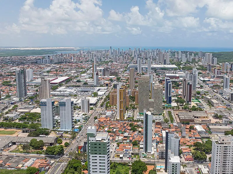 Vista aérea da cidade de Natal com prédios modernos e litoral ao fundo