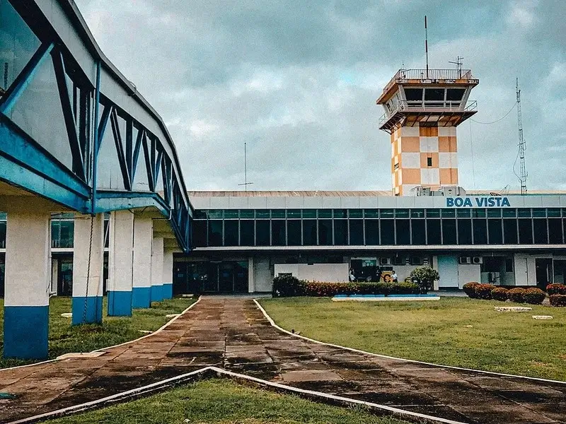 Fachada do Aeroporto Internacional de Boa Vista com torre de controle ao fundo.