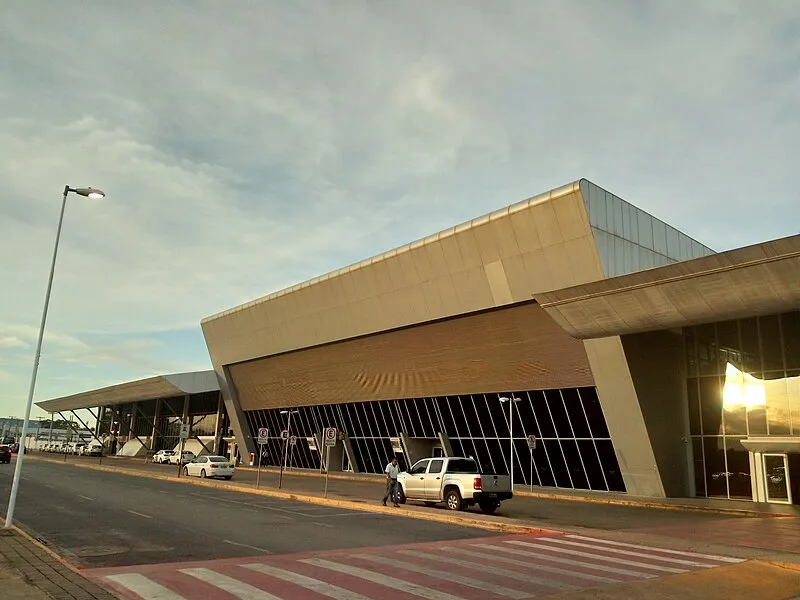 Fachada moderna do Aeroporto Internacional Marechal Rondon em Cuiabá, Mato Grosso