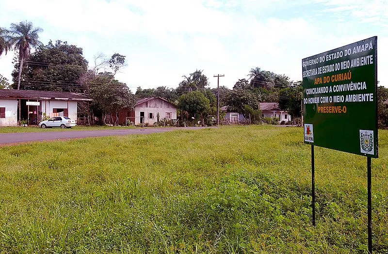 Comunidade e placa da APA do Curiaú em área verde no Amapá