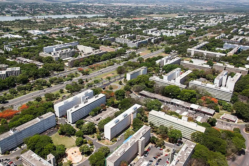 Vista aérea da Asa Sul em Brasília com quadras organizadas e vegetação urbana