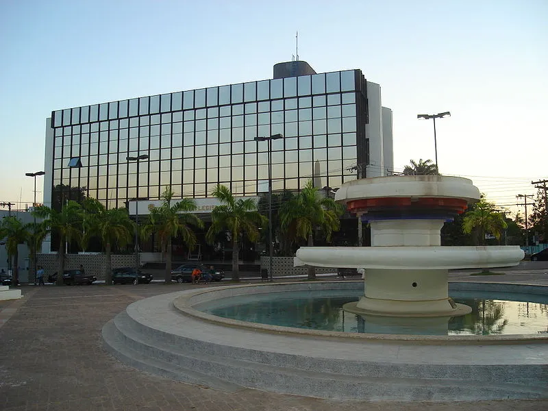 Fachada da Assembleia Legislativa do Acre com fonte em primeiro plano