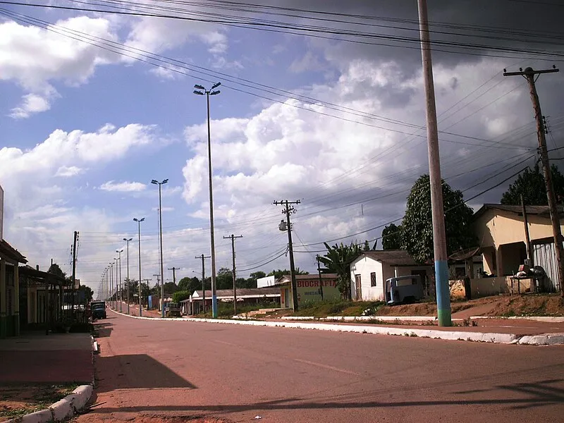 Avenida Ayrton Senna em Rorainópolis com postes de iluminação e casas ao fundo