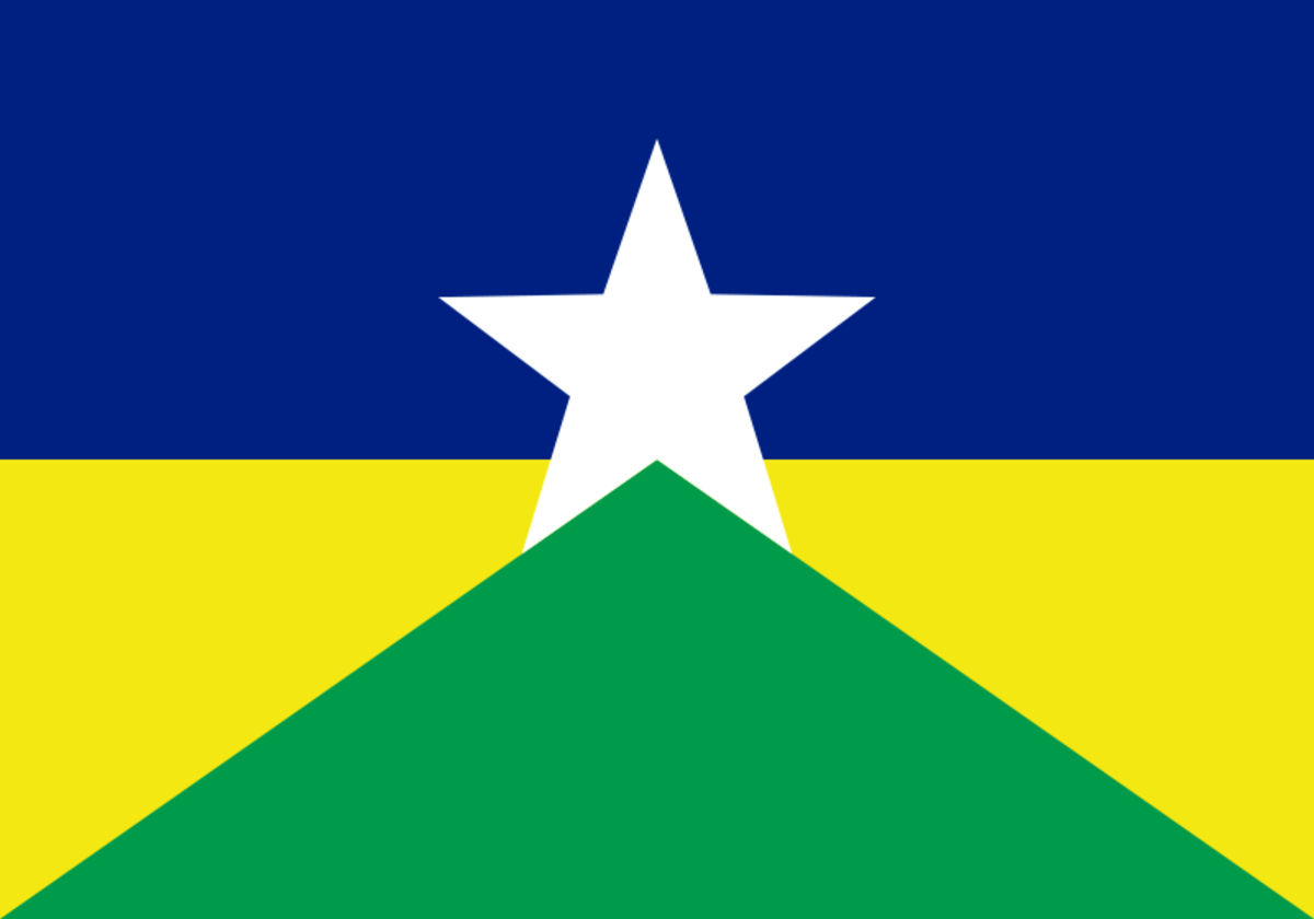 Bandeira do estado de Rondônia com estrela branca sobre fundo azul, amarelo e verde
