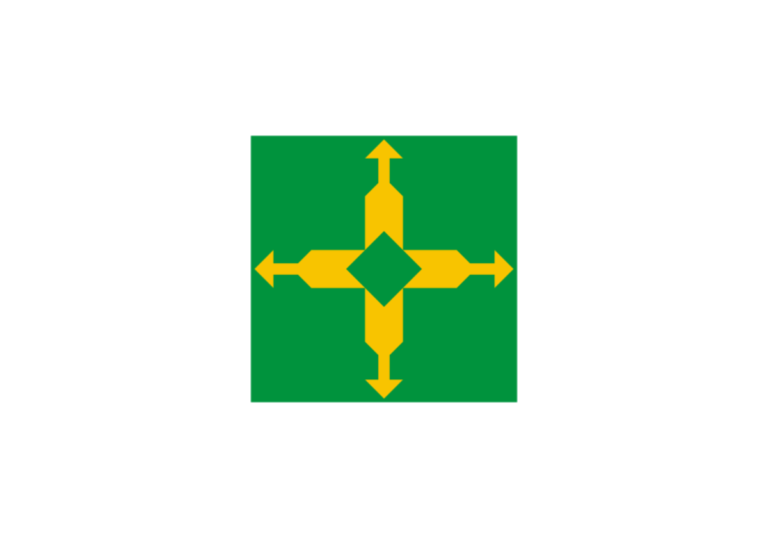 Bandeira do Distrito Federal com fundo branco, símbolo verde e amarelo ao centro. Por Governo do Distrito Federal, Domínio público, via Wikimedia Commons