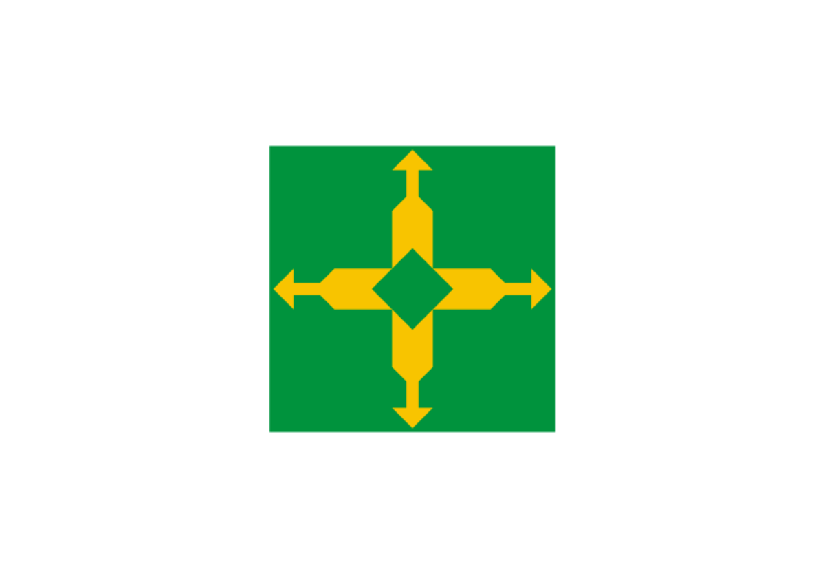 Bandeira do Distrito Federal com fundo branco, símbolo verde e amarelo ao centro. Por Governo do Distrito Federal, Domínio público, via Wikimedia Commons