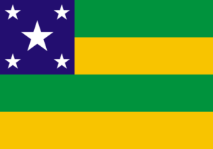 Bandeira do estado de Sergipe com faixas verdes e amarelas e um retângulo azul com cinco estrelas brancas