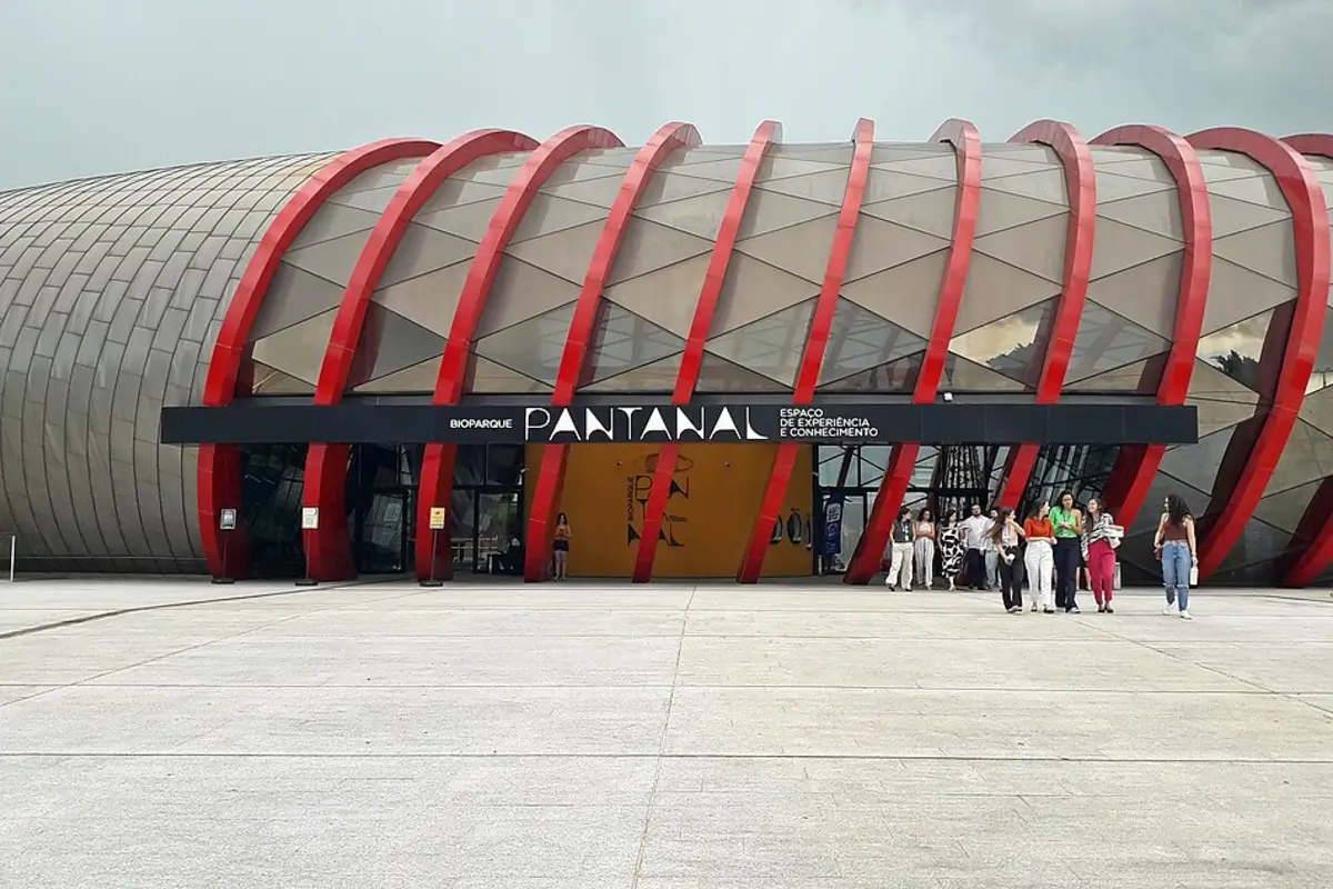 Fachada moderna do Bioparque Pantanal em Campo Grande, Mato Grosso do Sul. Por Ajmcbarreto, CC BY-SA 4.0, via Wikimedia Commons