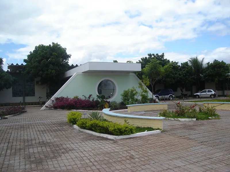 Bloco I da Universidade Federal de Roraima com jardim na entrada