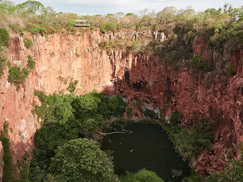 Vista aérea do Buraco das Araras, uma dolina cercada por paredões rochosos e vegetação em Jardim, Mato Grosso do Sul