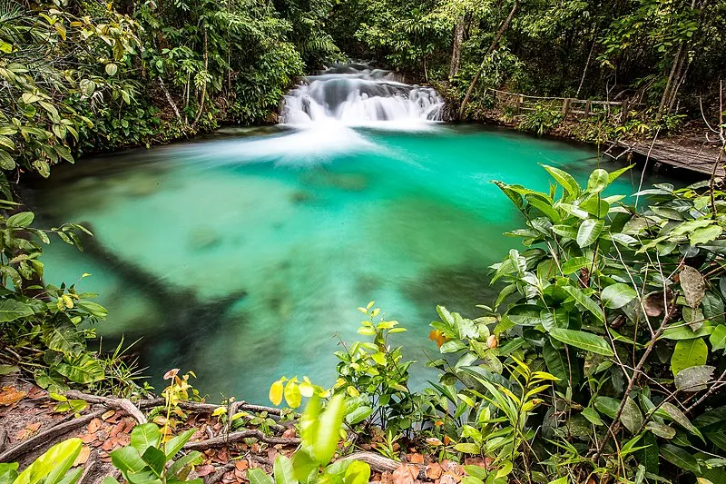 Cachoeira do Formiga com águas cristalinas em meio à vegetação no Tocantins