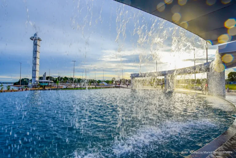 Vista da cascata artificial e torre do Parque Rio Branco em Boa Vista. Por Andrezza Mariot, CC BY-SA 4.0, via Wikimedia Commons