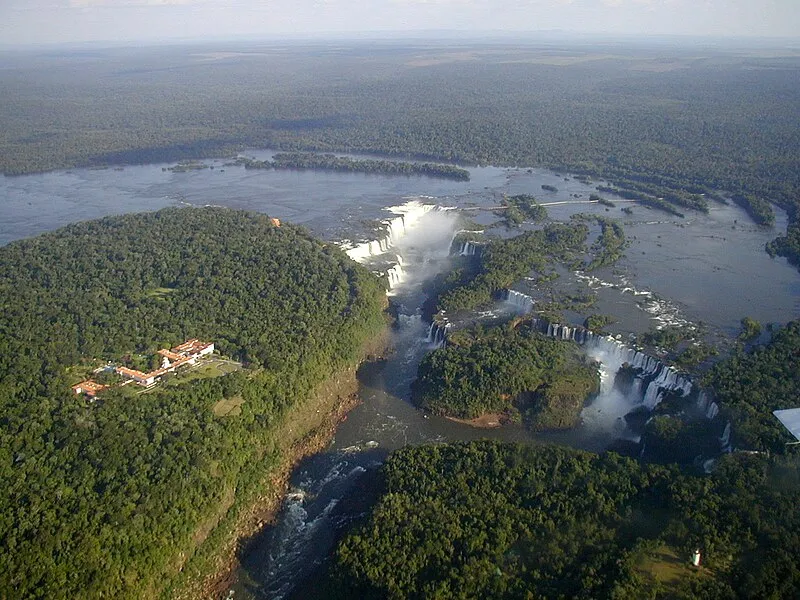 Vista aérea das Cataratas do Iguaçu na fronteira do Brasil com a Argentina