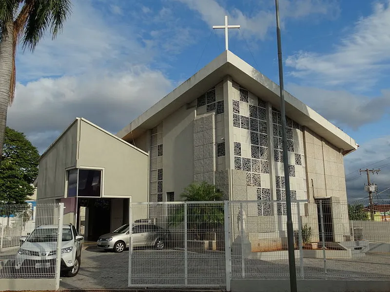 Fachada da Catedral de Campo Grande, com estrutura moderna e cruz no topo