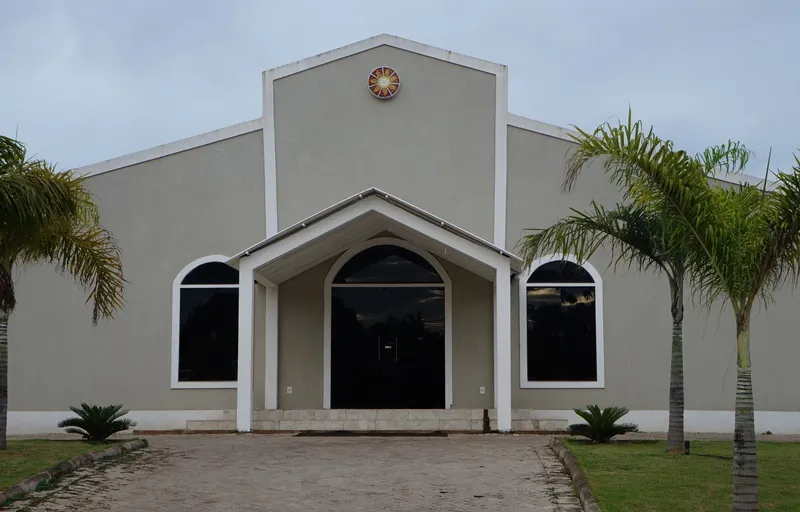 Catedral de Palmas, no Tocantins, com fachada moderna, palmeiras e entrada central em destaque.