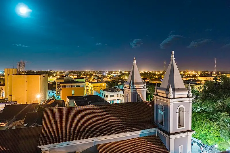 Catedral de Nossa Senhora das Graças iluminada à noite em Parnaíba