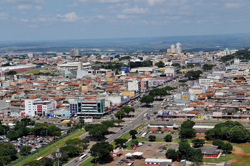 Vista aérea de Ceilândia com prédios e avenidas arborizadas