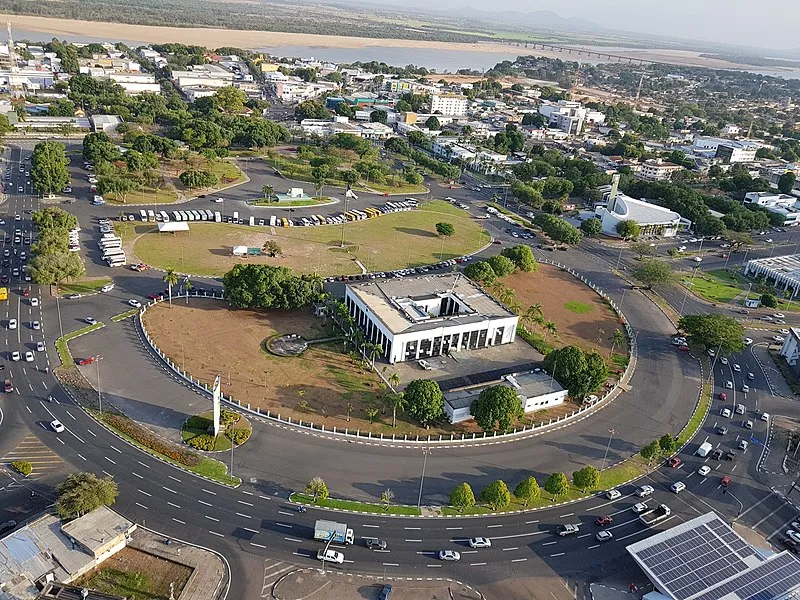 Vista aérea do Centro Cívico de Boa Vista com edifícios governamentais e rotatória