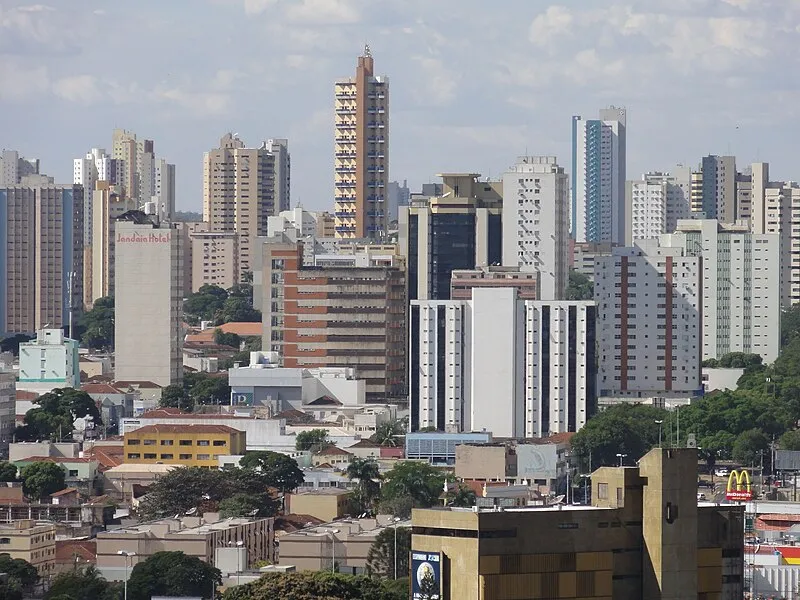 Vista do centro de Campo Grande com prédios altos