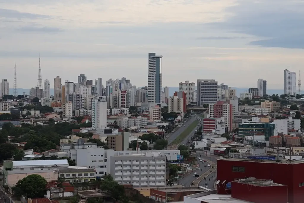 Vista panorâmica da área central de Cuiabá com prédios altos e vias movimentadas. Por Magaiver Cima – CC BY-SA 4.0, via Wikimedia Commons