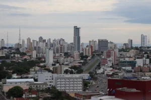 Vista panorâmica da área central de Cuiabá com prédios altos e vias movimentadas. Por Magaiver Cima – CC BY-SA 4.0, via Wikimedia Commons