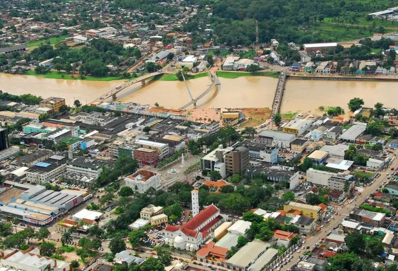 Vista aérea do centro de Rio Branco com a Ponte Juscelino Kubitschek sobre o Rio Acre