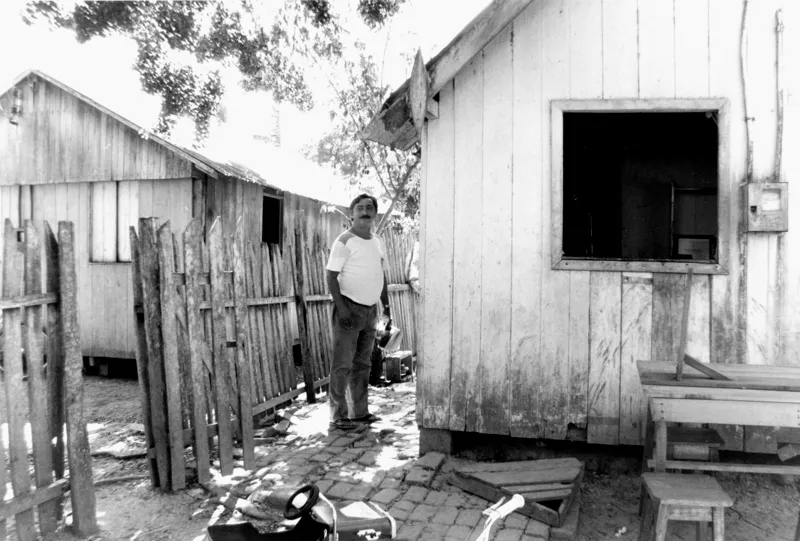 Chico Mendes em frente à sua casa em Xapuri, Acre, em 1988
