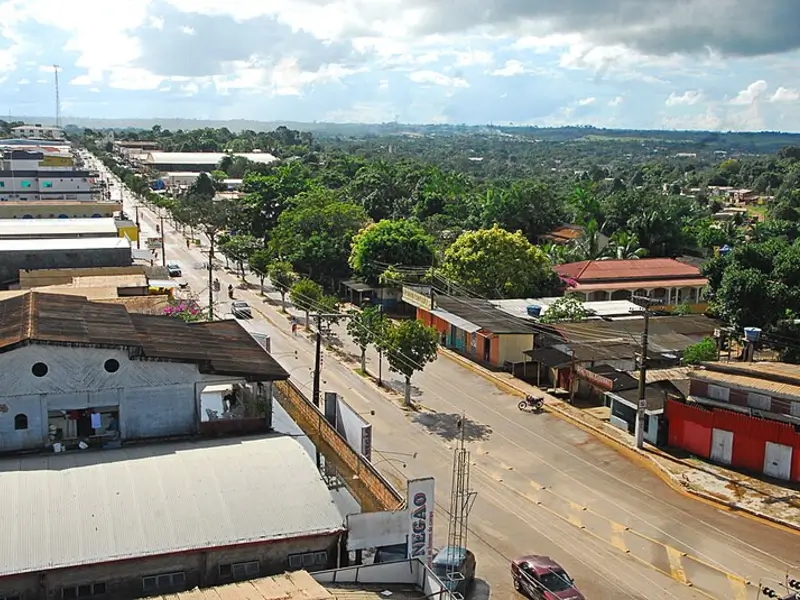 Vista aérea da cidade de Epitaciolândia, com ruas arborizadas e casas ao fundo