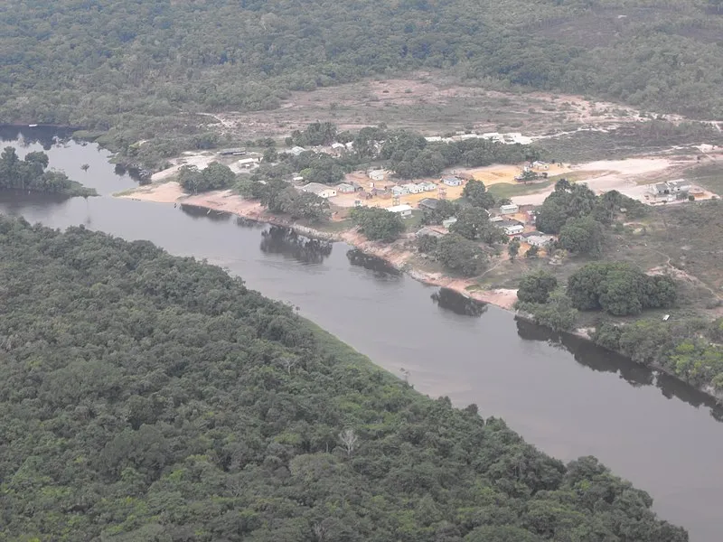 Vista aérea da comunidade indígena Munduruku cercada por floresta e rio no Pará