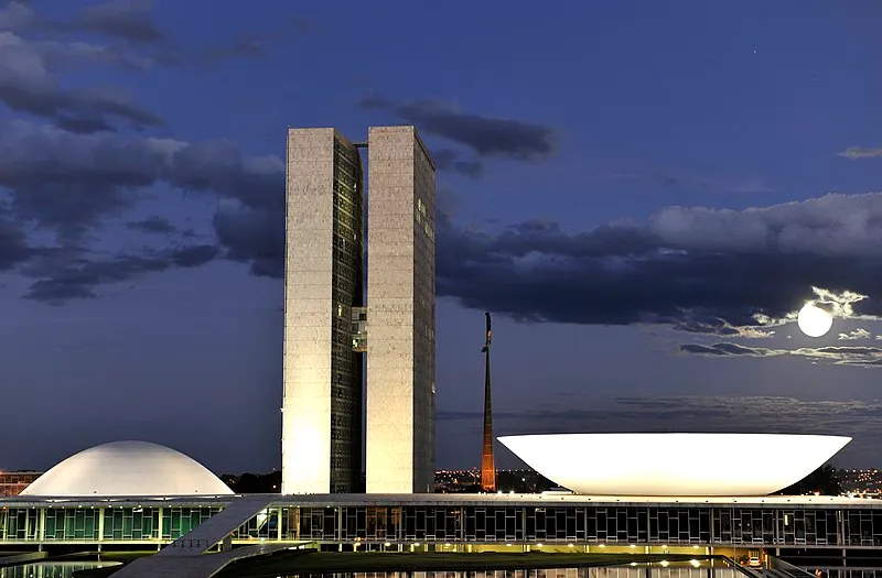 Congresso Nacional iluminado à noite em Brasília
