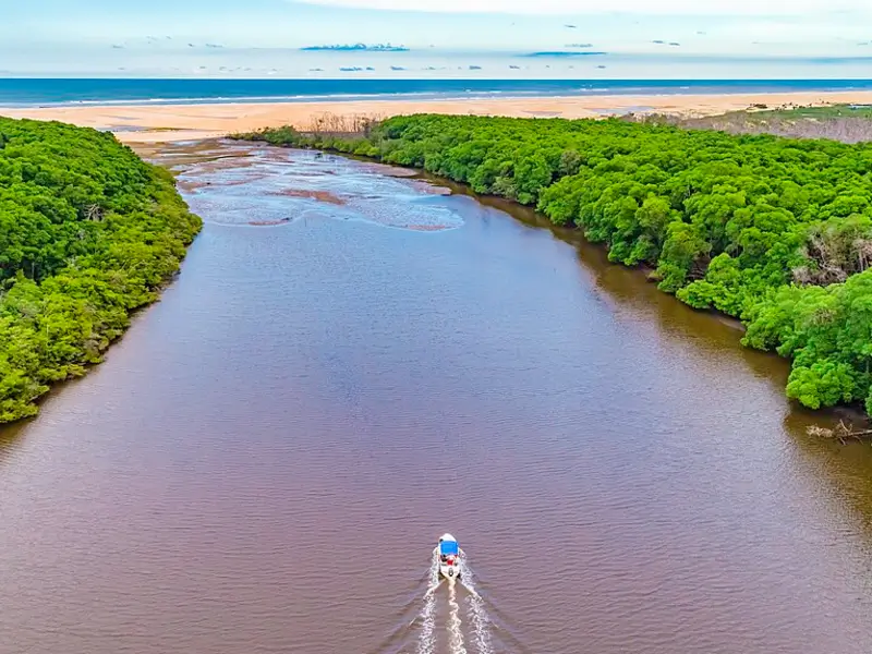 Vista aérea de barco navegando entre áreas de mangue no Delta do Parnaíba, Piauí