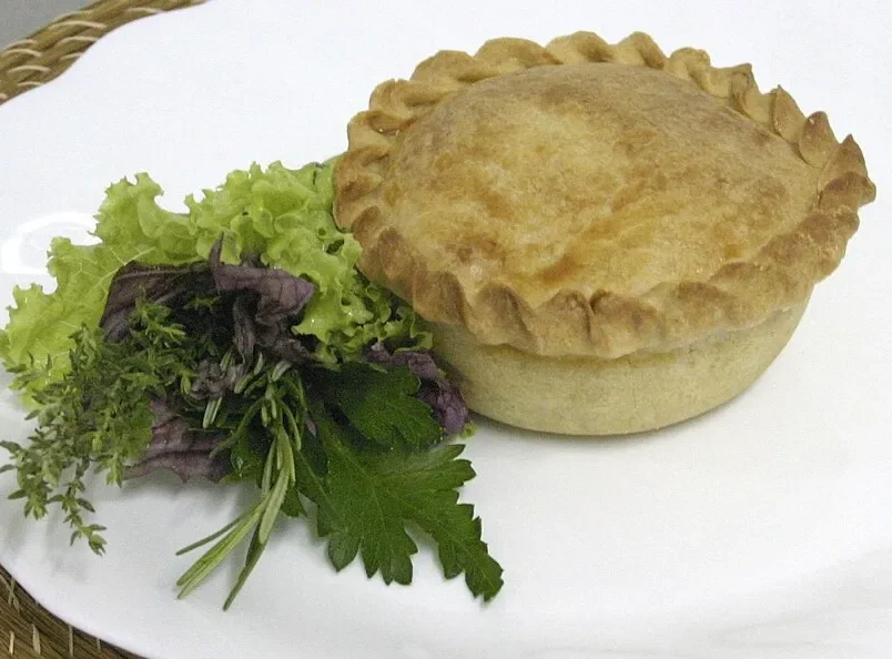 Empadão goiano tradicional servido em prato branco