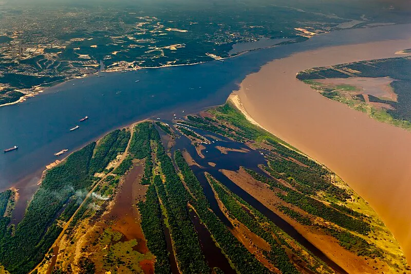 Vista aérea do Encontro das Águas em Manaus, onde os rios Negro e Solimões se encontram