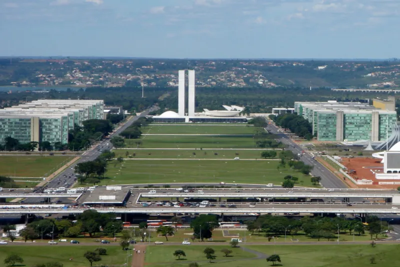 Vista aérea da Esplanada dos Ministérios em Brasília, com os prédios do governo alinhados