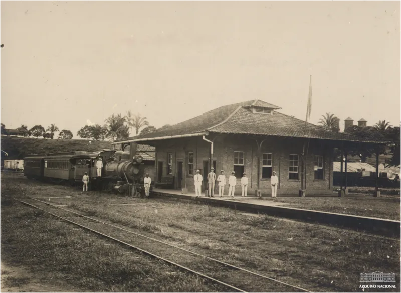 Estação inicial da Ferrovia Madeira-Mamoré em Porto Velho com locomotiva e funcionários uniformizados na década de 1910