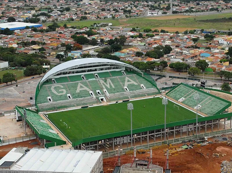 Vista aérea do Estádio Bezerrão, em Gama (DF), com arquibancadas verdes e nome GAMA escrito
