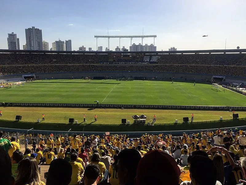 Estádio Serra Dourada em Goiânia lotado em dia de jogo