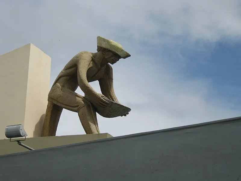 Estátua do Garimpeiro sobre base de concreto em Boa Vista, Roraima