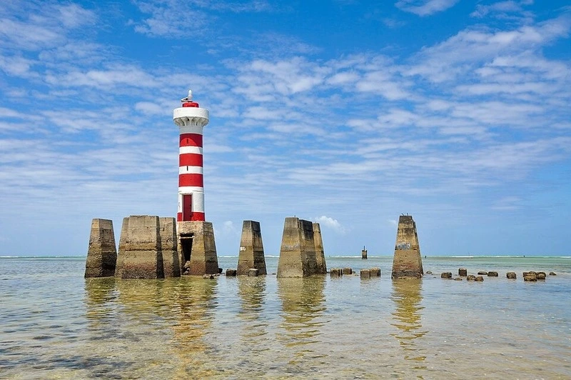 Farol da Ponta Verde em Maceió com mar raso e céu azul