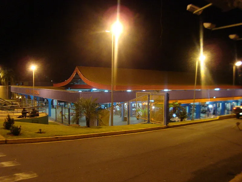 Fachada da Feira Central de Campo Grande iluminada à noite