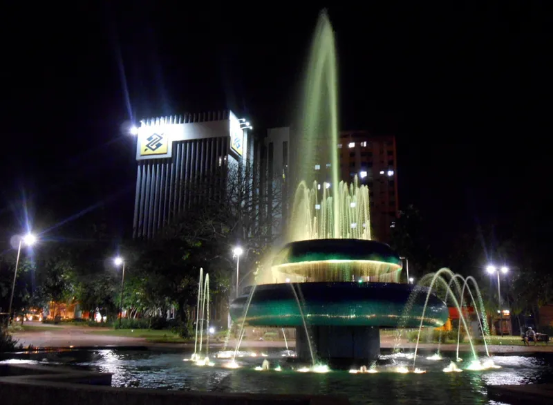 Fonte luminosa iluminada à noite na Praça Ary Coelho em Campo Grande, Mato Grosso do Sul