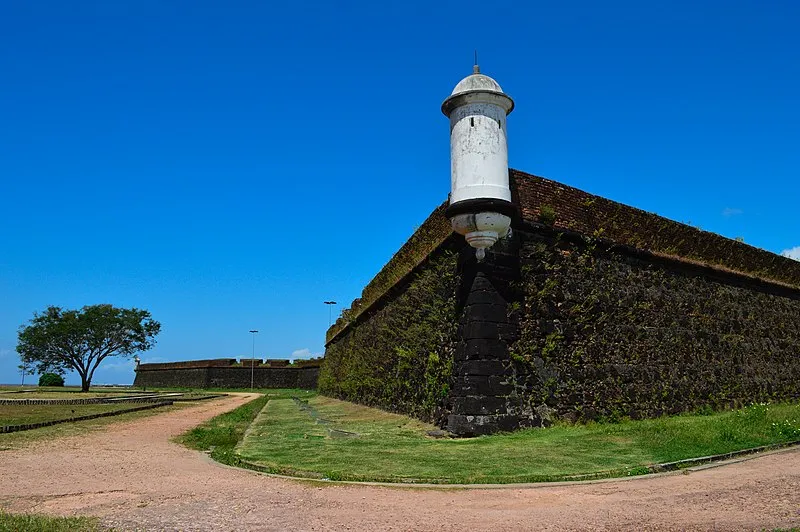 Fortaleza de São José de Macapá com muralhas de pedra cobertas de vegetação