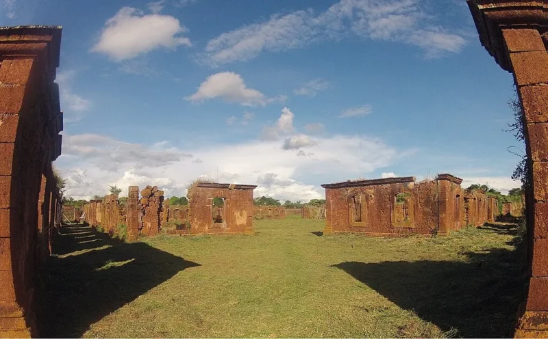 Ruínas do Forte Príncipe da Beira em Rondônia com céu azul e vegetação ao fundo