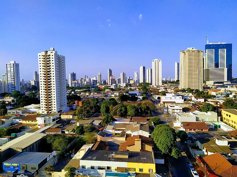 Vista aérea da cidade de Goiânia com edifícios e casas residenciais